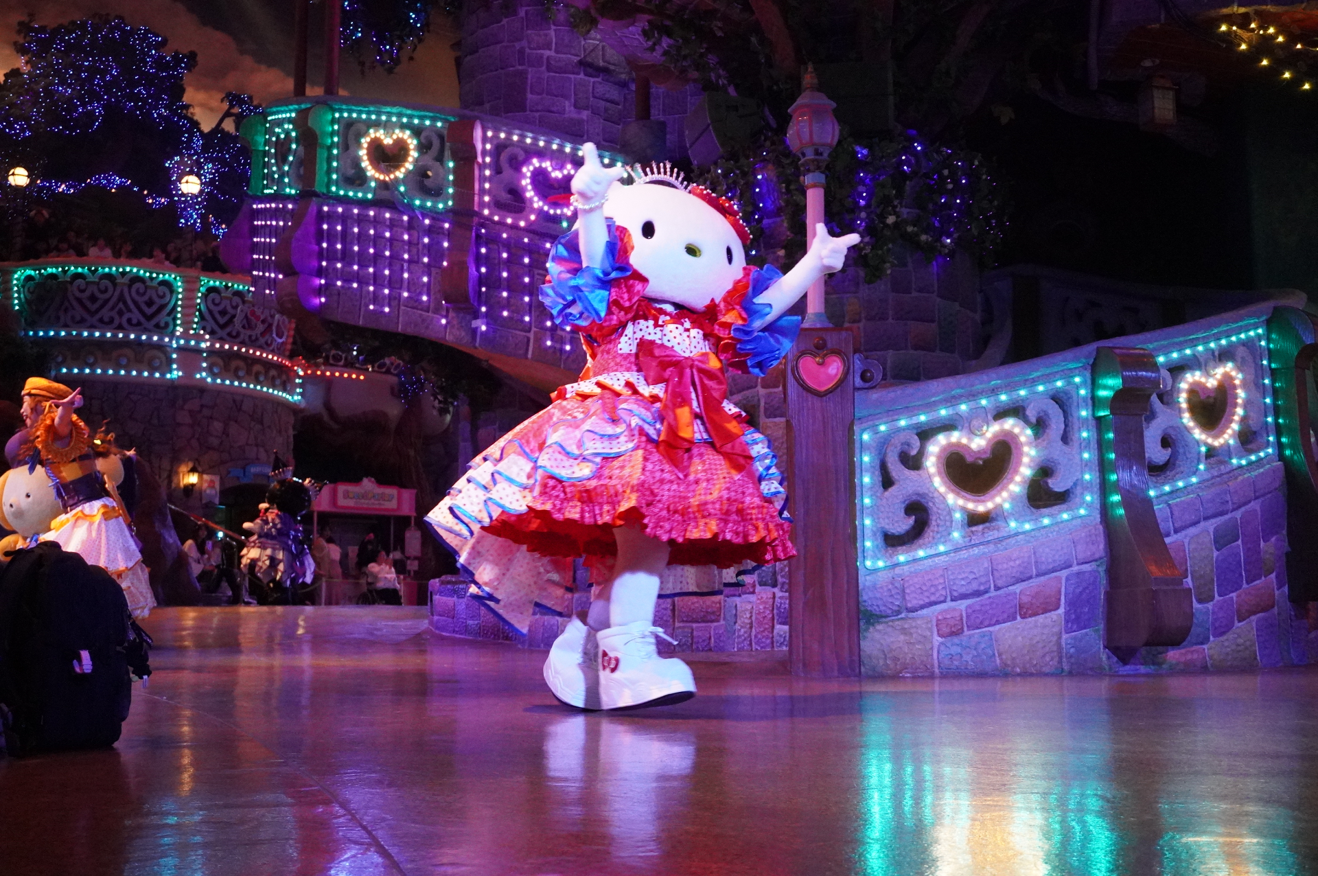 華やかなアイドルコスチュームに身を包んだキティちゃん