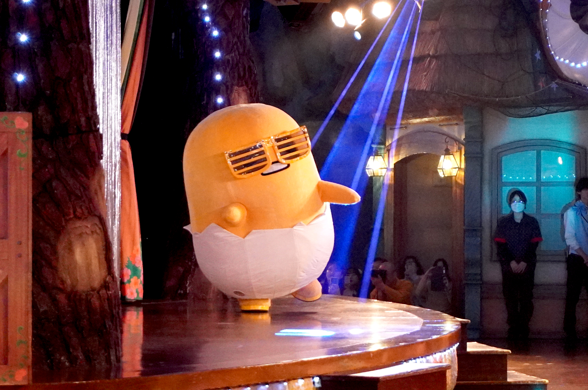 ステージ上にはDJ役のぐでたま＆ハンギョドン。一緒にライブを盛り上げる！