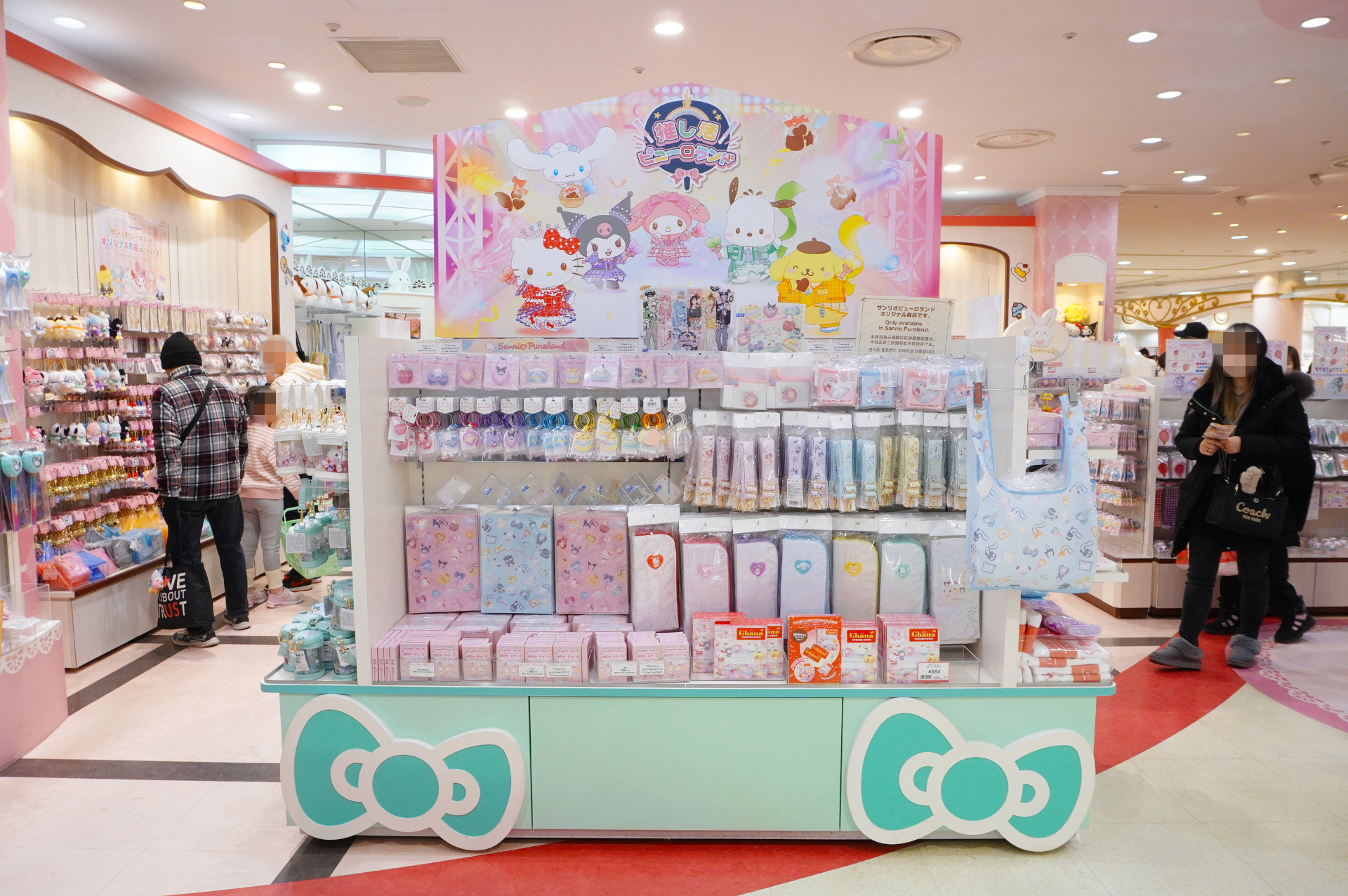 パーク最大の品ぞろえ「エントランスショップ」に推し活グッズ特設コーナーあり