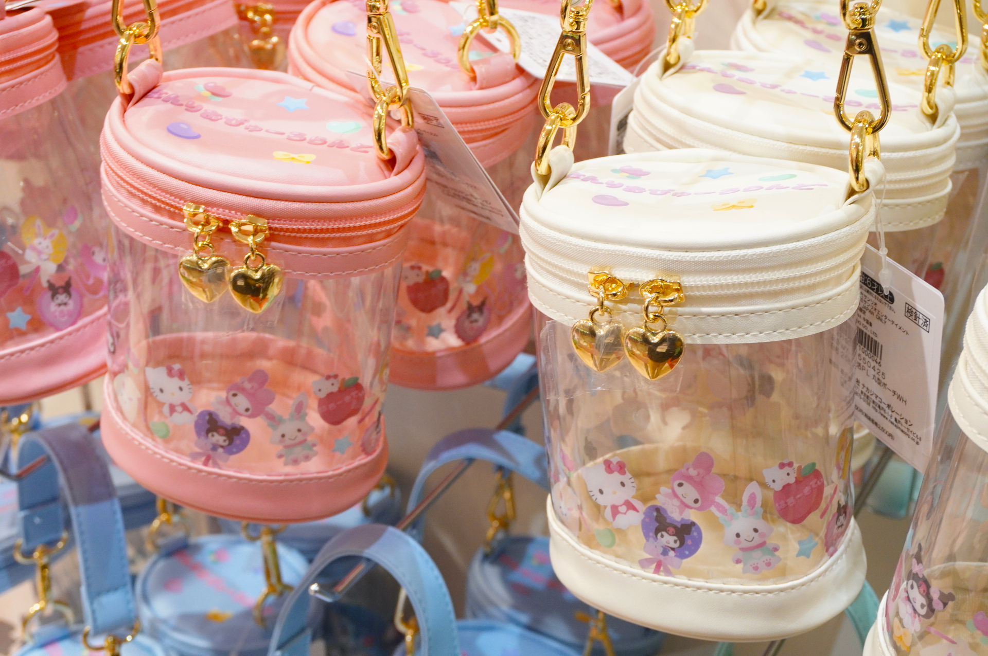 丸型ポーチやマルチケースなど、日常生活や旅行の小物収納にも使えそうなアイテムが揃う