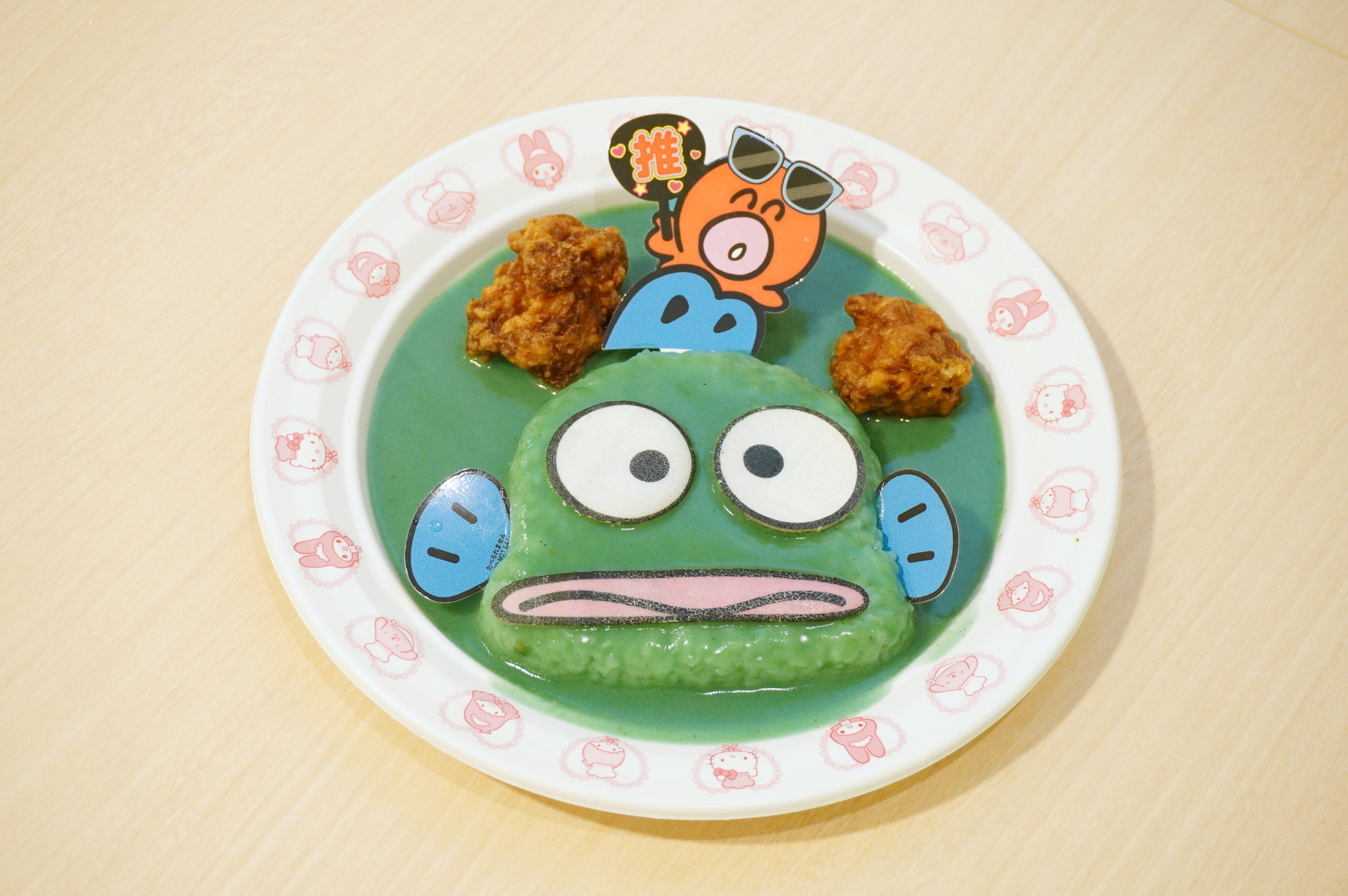 インパクト大！　スパイシーで濃厚な味わいの「ハンギョドンのからアゲ↑ブルーカレー」