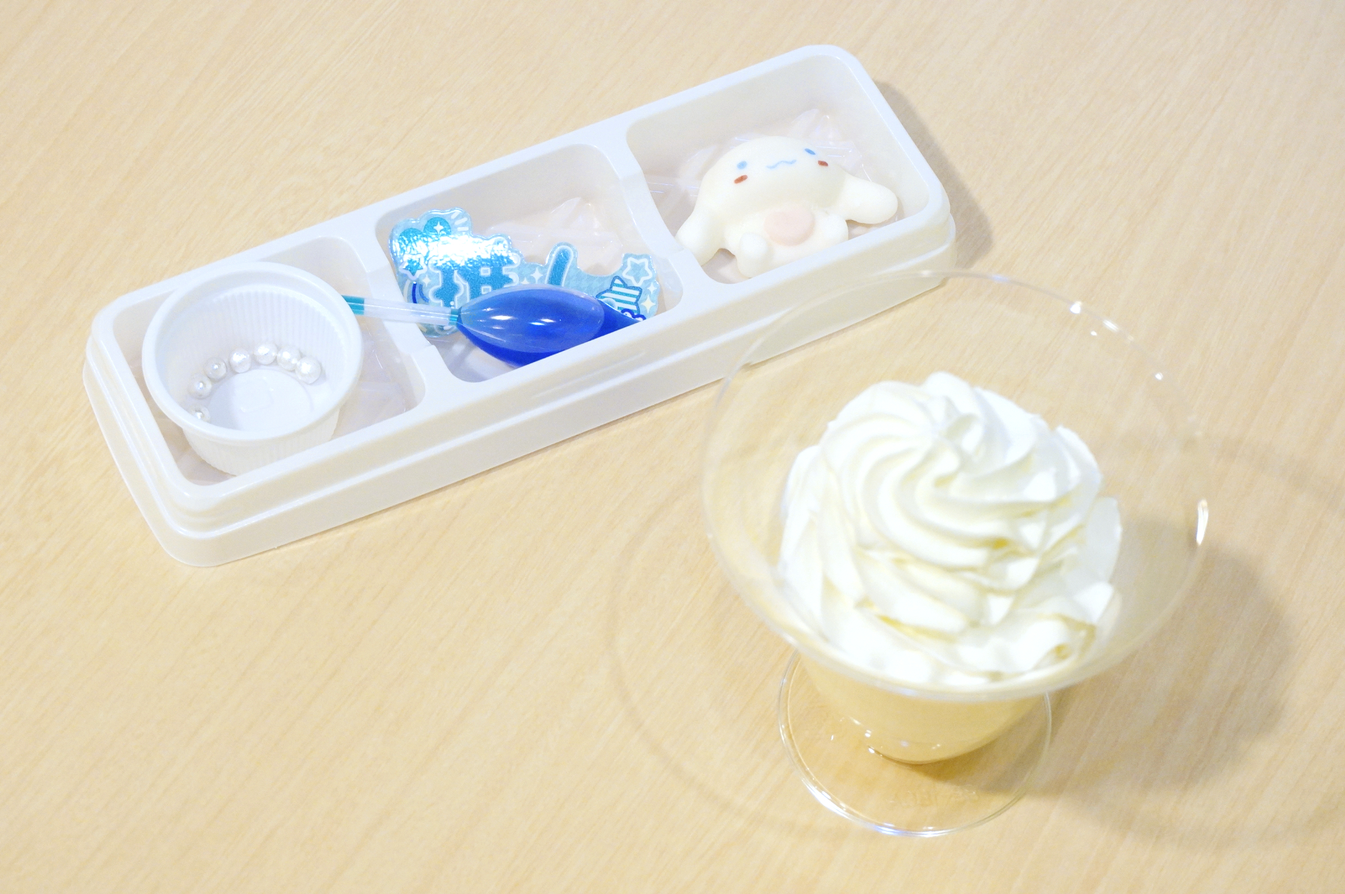 好きにデコレーションが楽しめる「推しデコ♡パフェキット～ミルクプリンパフェ＆推し色BOX～」は全6種類（写真はシナモロール）