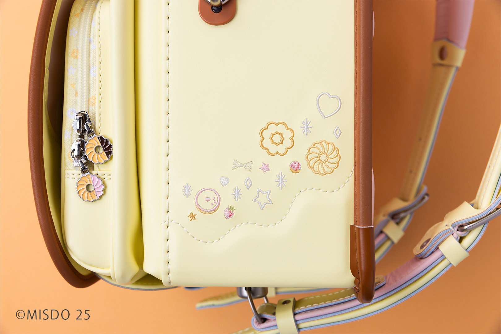 さりげないドーナツの刺繍デザイン