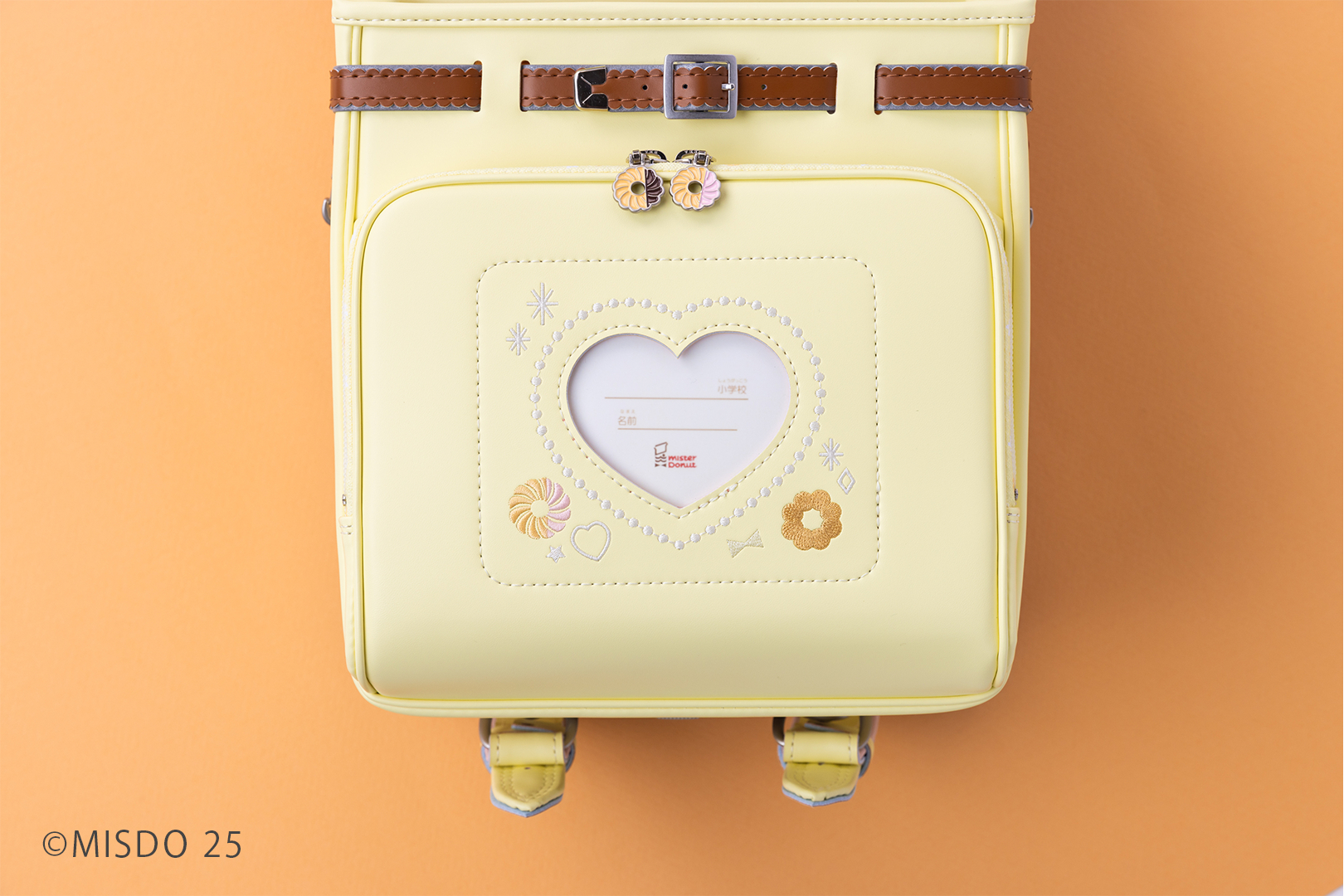 ドーナツの刺繍が入った前ポケット