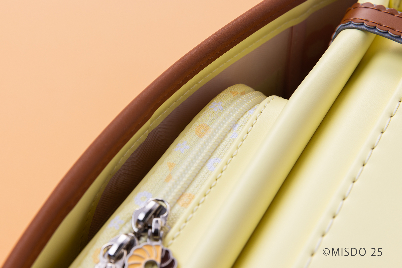 前ポケットのファスナーにもドーナツがたくさん