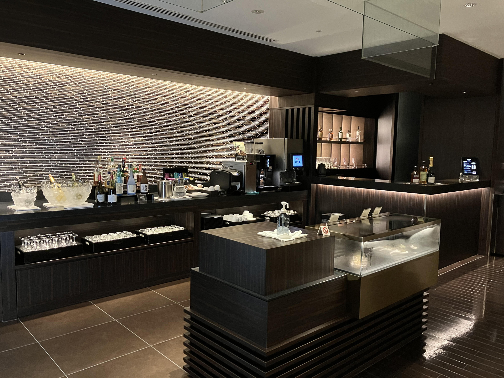 羽田と成田の国際線ファーストクラスラウンジのJAL's SALONで提供も