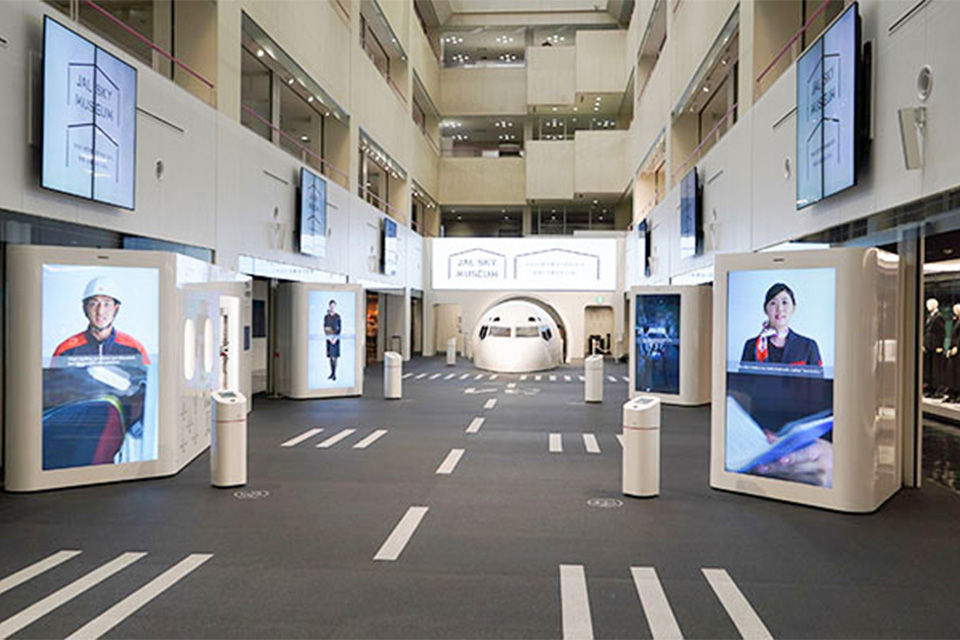 ランチコースはサラダ、スープ、グリルチキン、ライス、デザート、ドリンクバー付き。食後はJAL工場見学へ