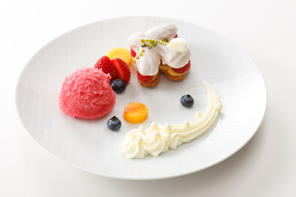 ランチコースはサラダ、スープ、グリルチキン、ライス、デザート、ドリンクバー付き。食後はJAL工場見学へ