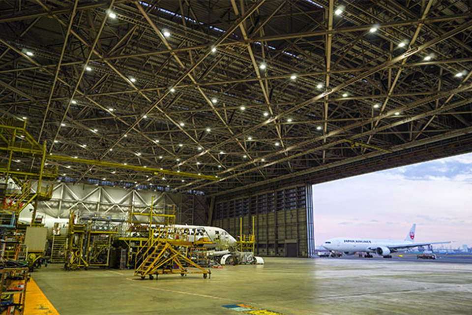 「SKY MUSEUM」では空の仕事やJALの歴史に触れ、本物の航空機を間近で見学できる