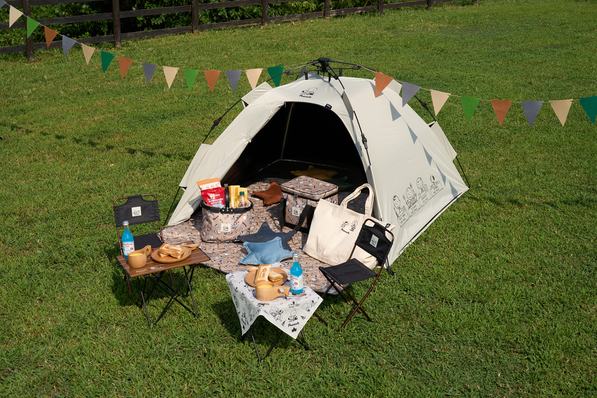 「SNOOPY（PEANUTS 75years）アニバーサリーデザイン」シリーズはほかにもテント、コンパクトテーブル、チェア、バスケット、Tシャツ、キャップなどを展開