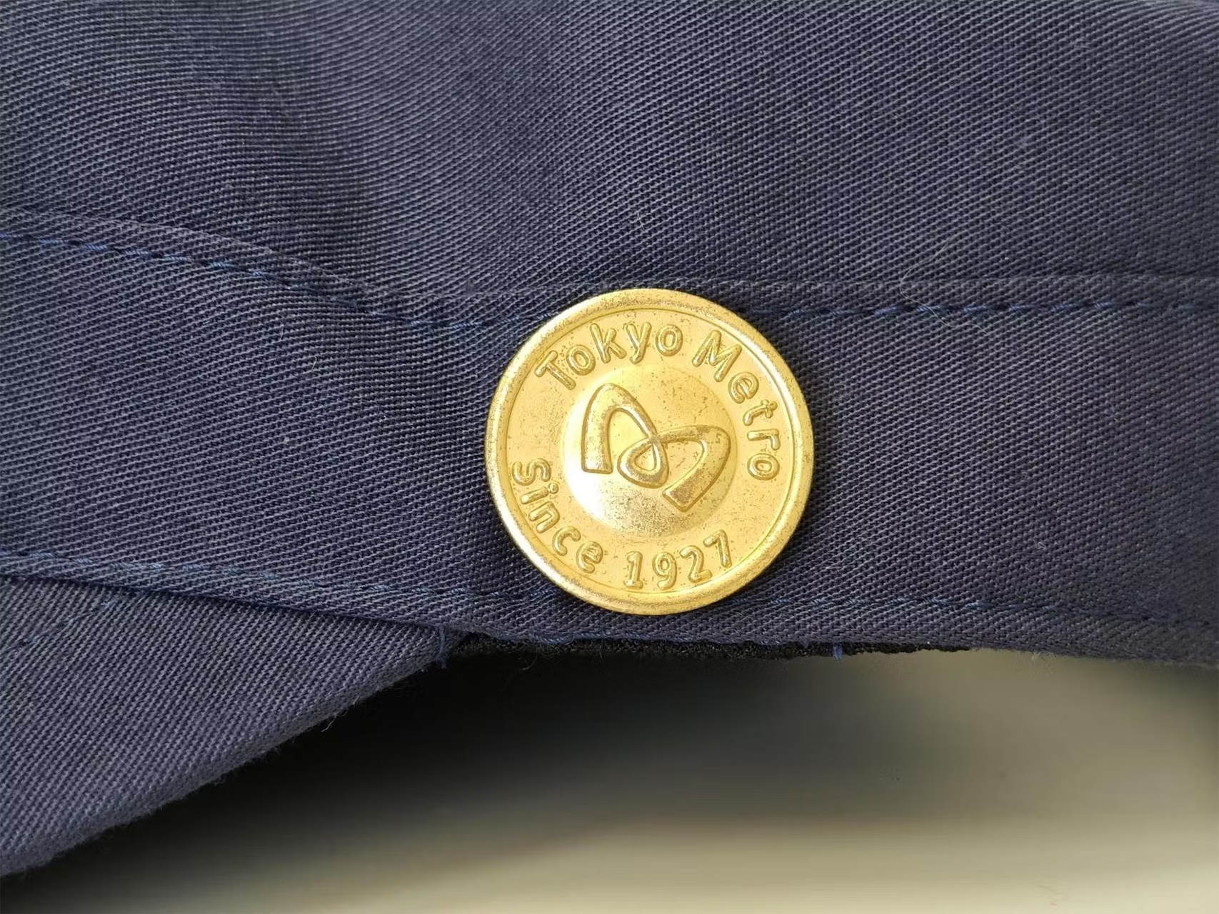 運輸職用制服のメタルボタンを使用