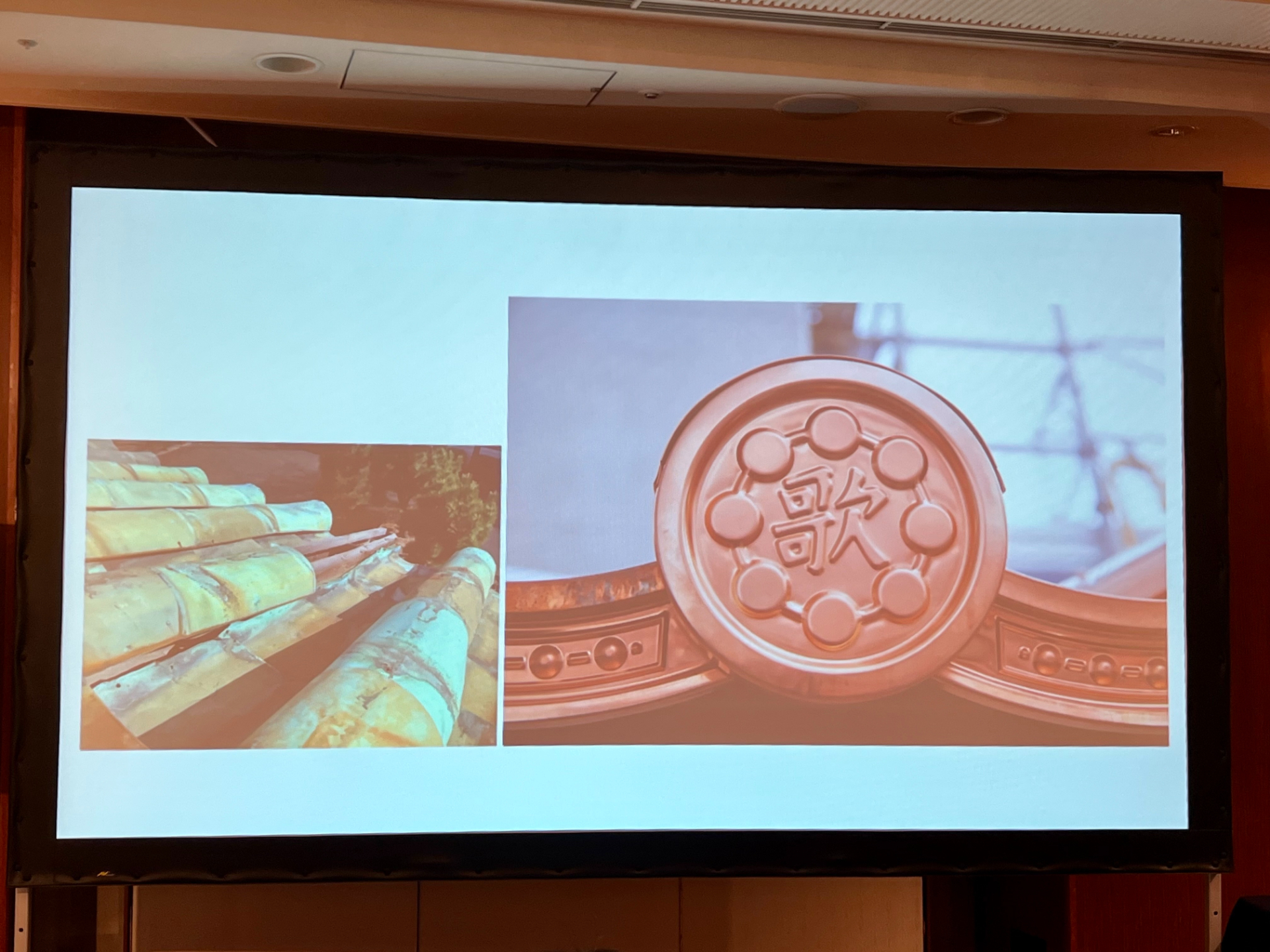 緑色が特徴的な銅板瓦葺き屋根は、損傷が大きく保存できないため復元を行なう。軒丸の「歌」の刻印も復元