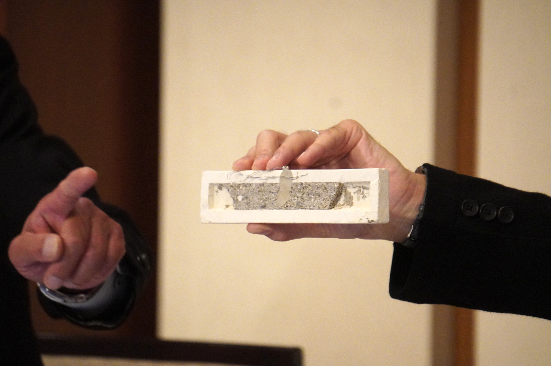 剥落防止措置を行ないそのまま残したタイルと“生け捕り”したタイルを活用