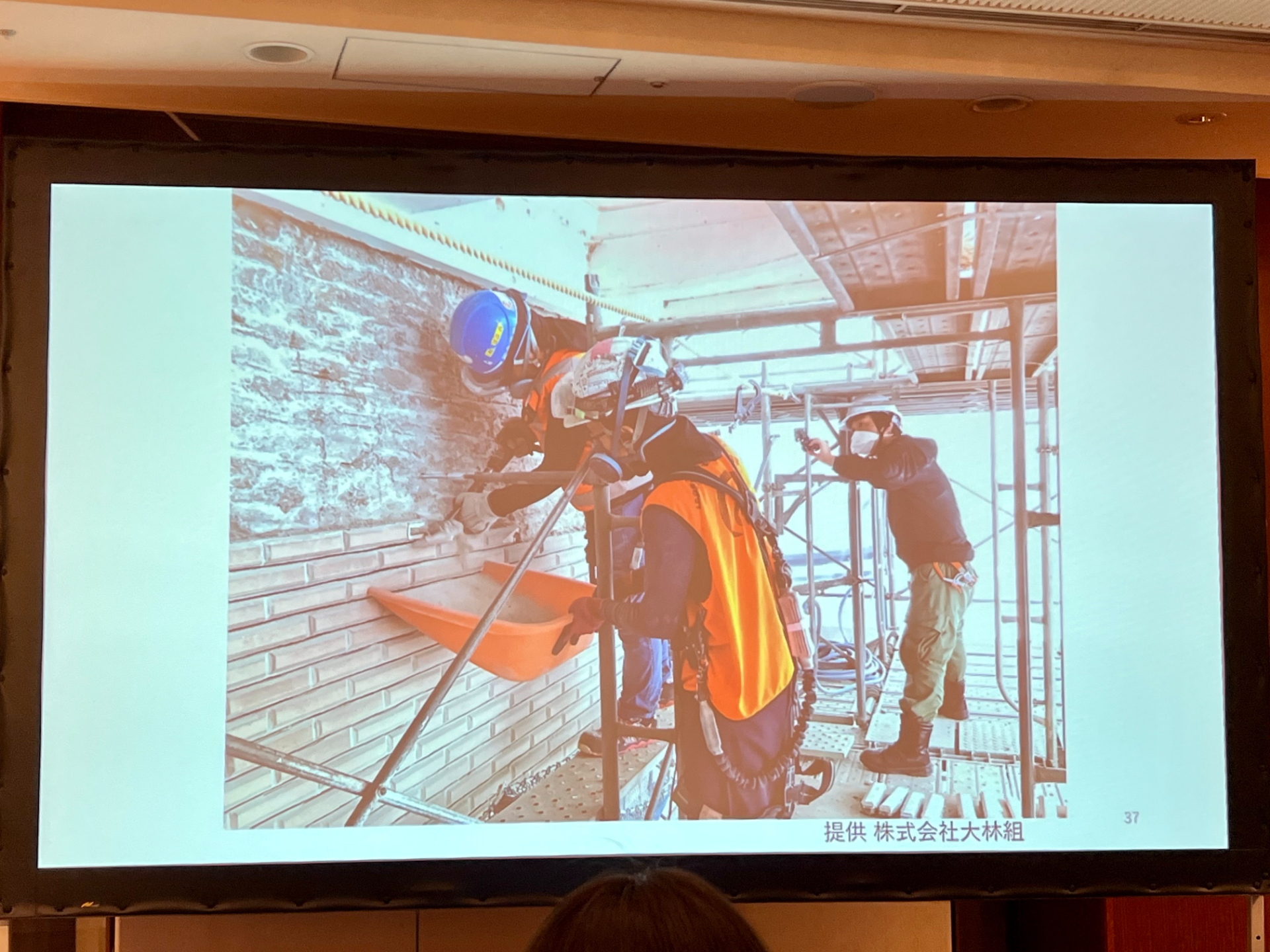 保存する外壁には元々のタイルを活用