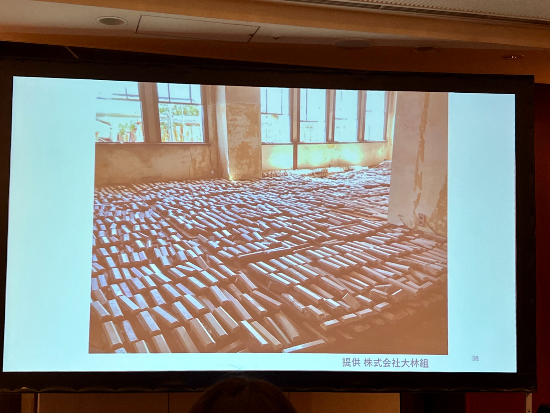 職人がタイルを1枚1枚丁寧に剥がして再利用する「生け捕り」作業。全体の10.6％にあたる1万6387枚を残した