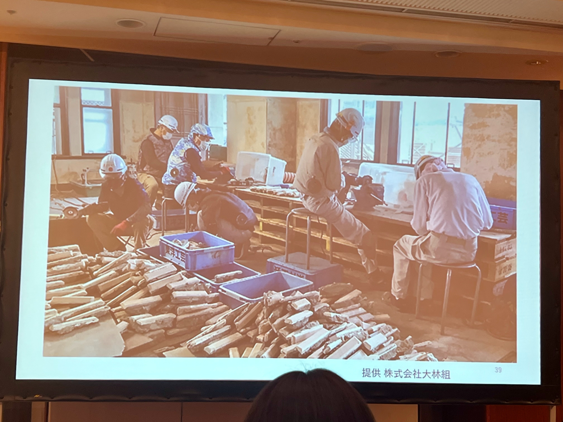 職人がタイルを1枚1枚丁寧に剥がして再利用する「生け捕り」作業。全体の10.6％にあたる1万6387枚を残した