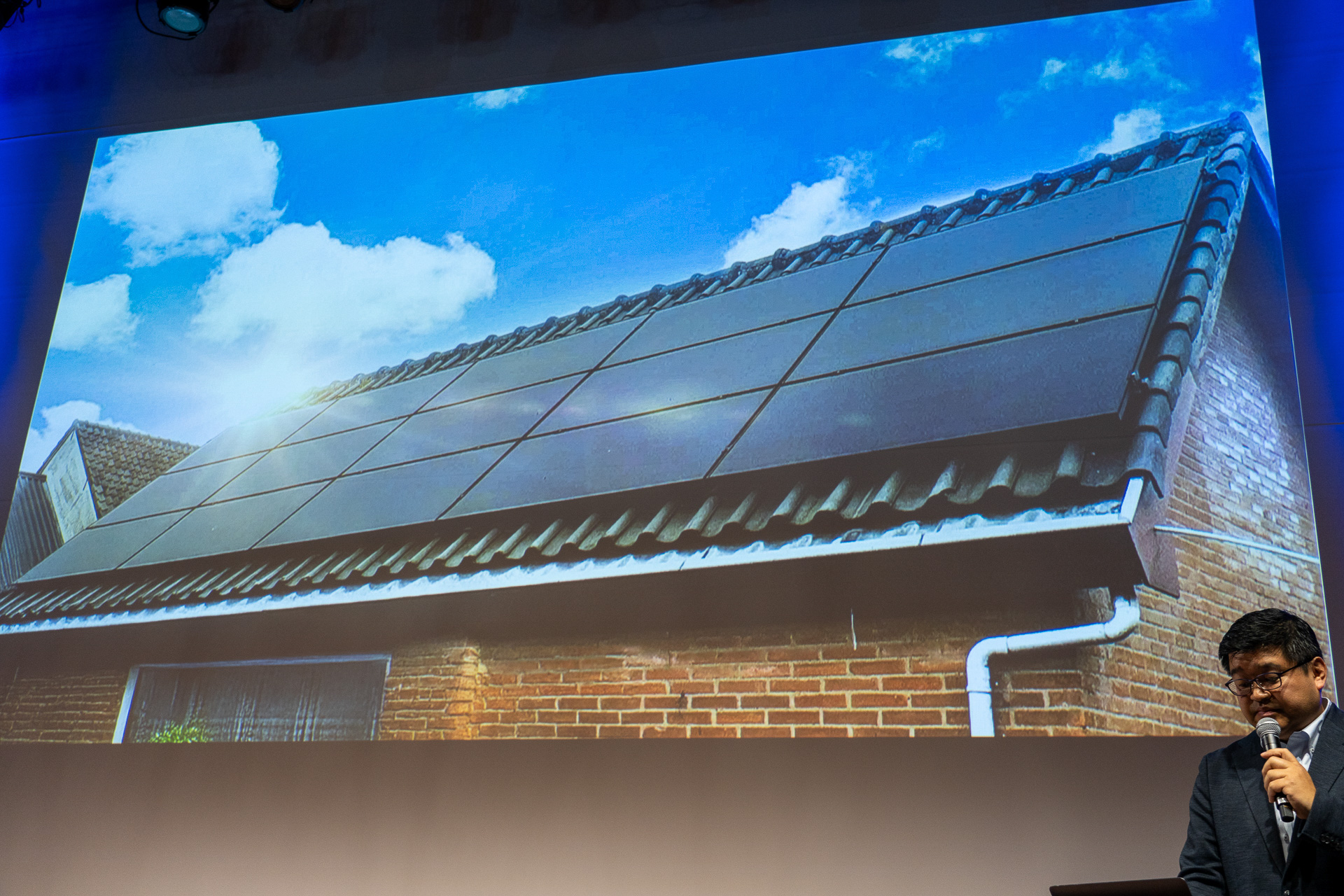 今年春にアンカーブランドで展開予定のソーラーパネルは、暑さ、寒さ、塩害にも耐える仕様で両面ガラス構造を採用