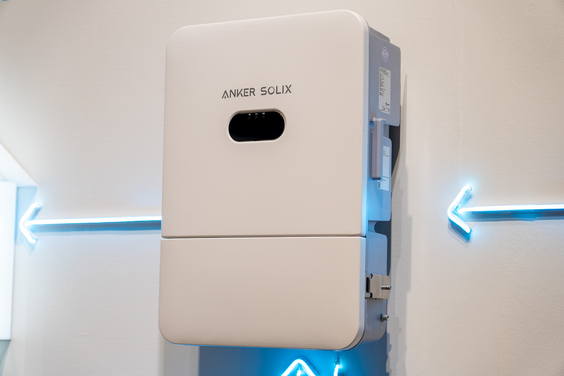 ソーラーパネルから発電した電力はこのパワーコンディショナーを通すことで蓄電池に貯める。一般的に家屋の外壁（直射日光が当たらない場所）に設置