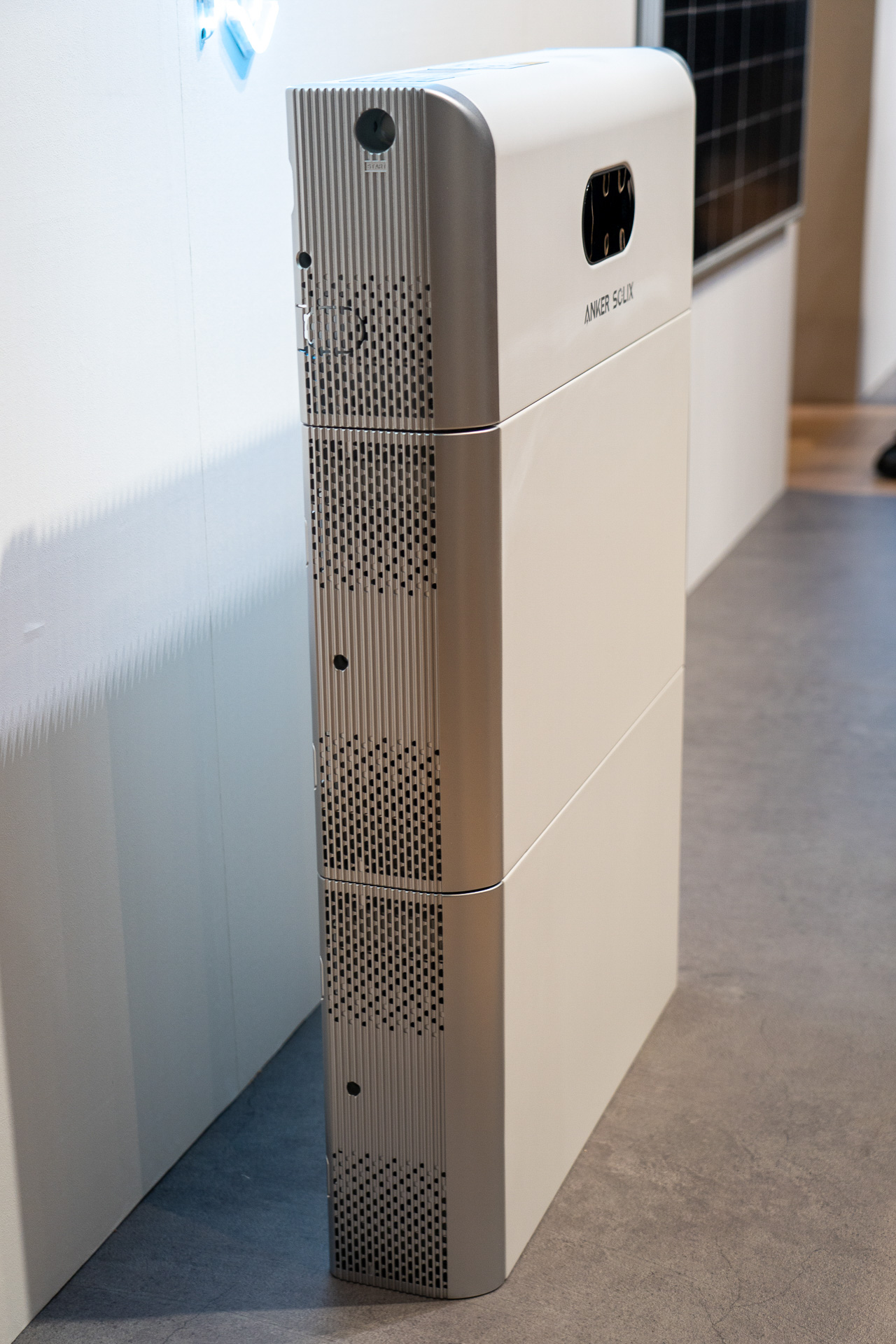 厚さ15cmとスリムな蓄電池は容量別に3種類