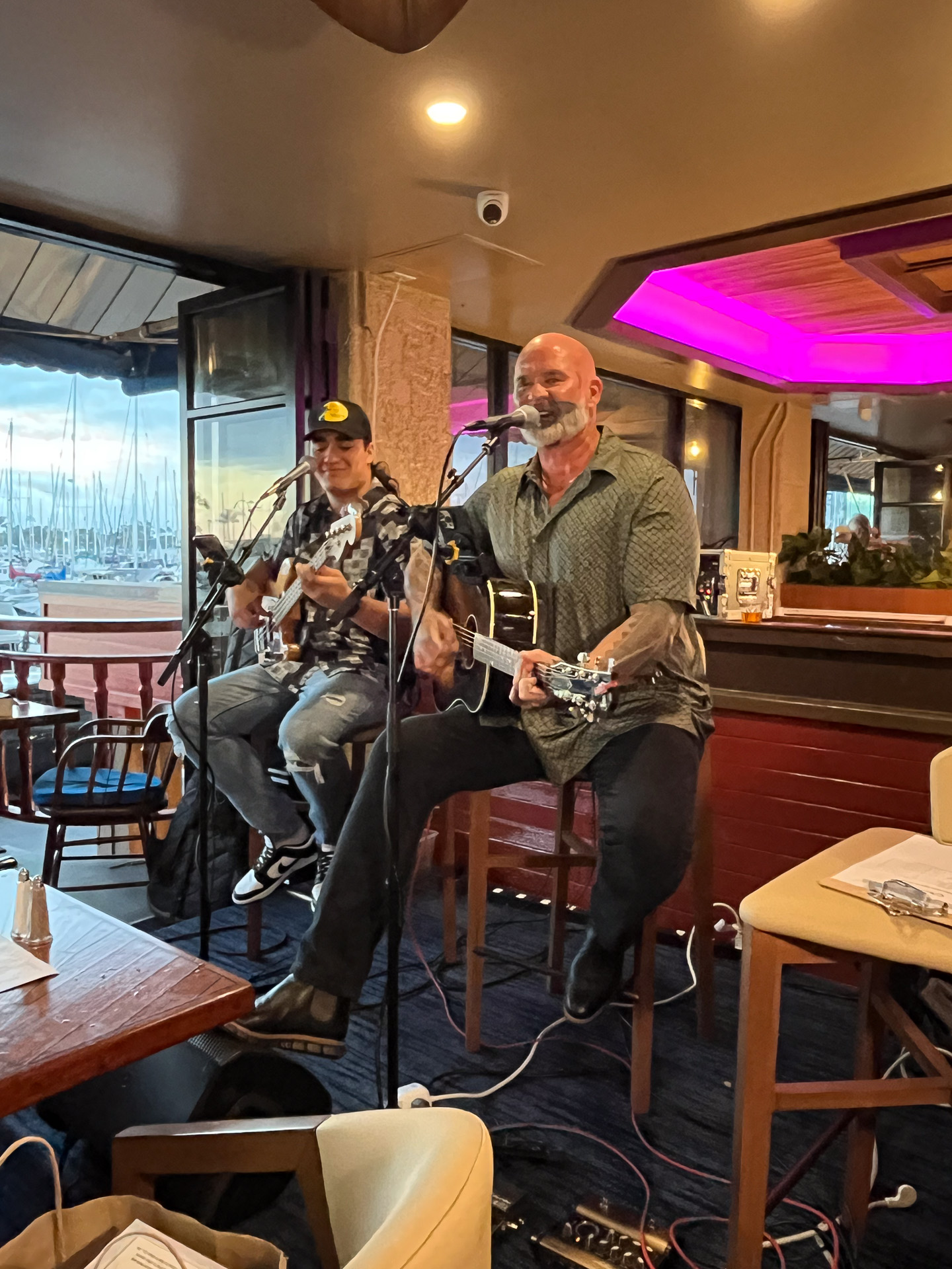 チャートハウスといえばライブ。このにぎわいが店の雰囲気を盛り上げている