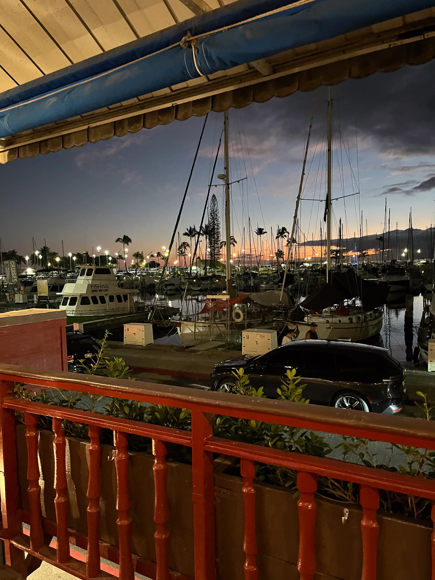 日が沈んだあとも空の色が変わり続ける