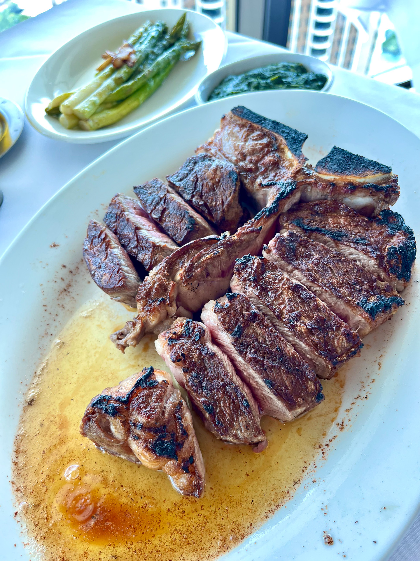 自慢のポーターハウスは肉汁と脂をかけていただく