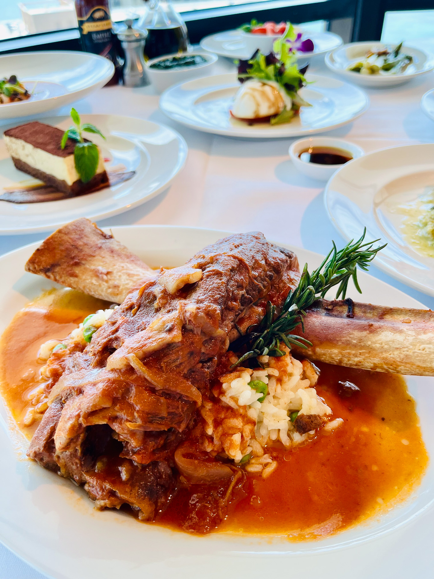 骨付きビーフが崩れるほど軟らかいビーフショートリブ