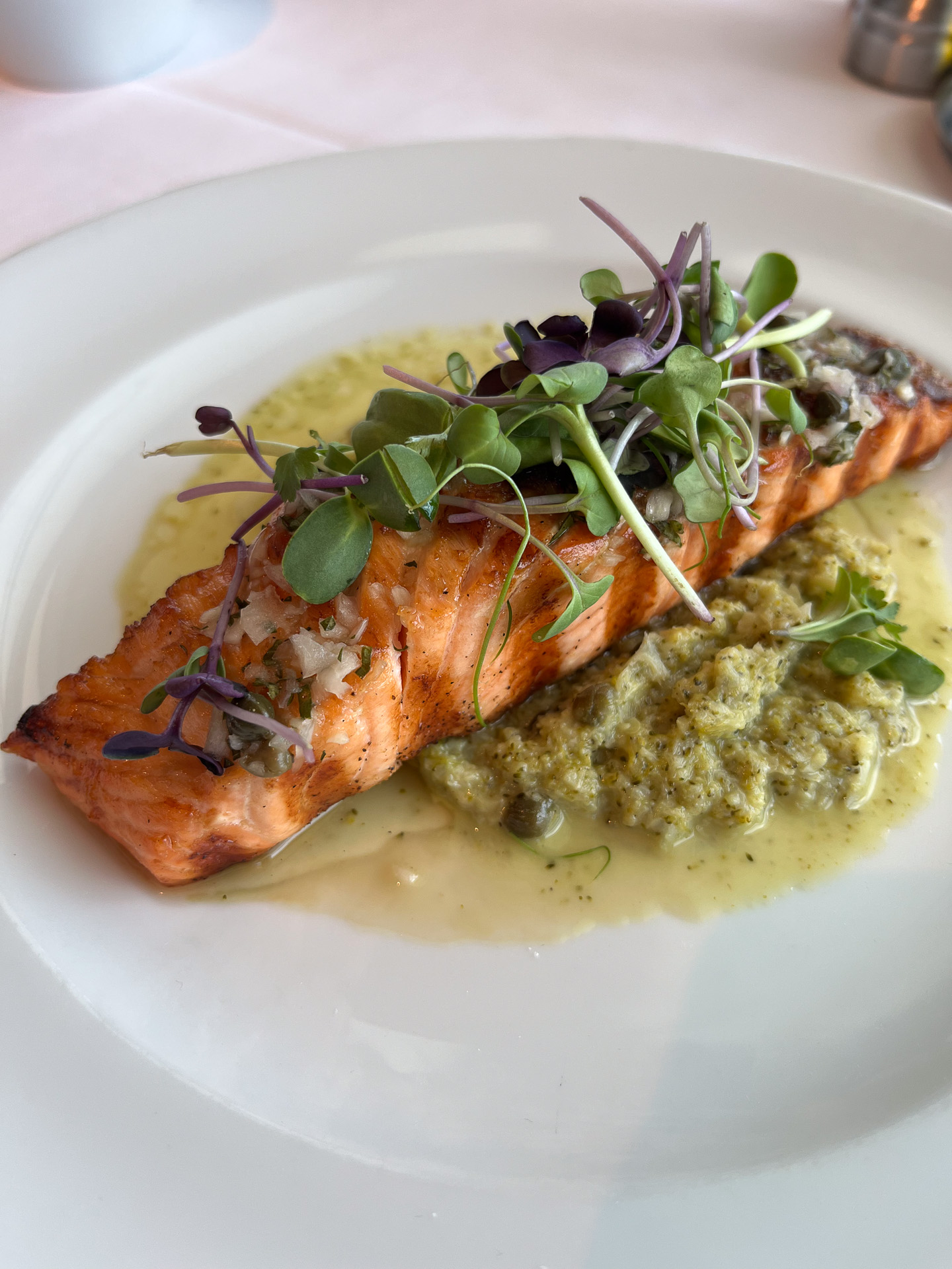 ブロッコリーピューレを添えたサーモン