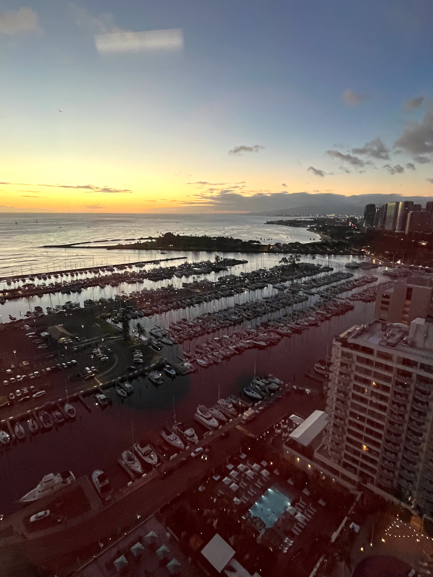 空と海が金色に輝くマジックアワーを上空から堪能できる