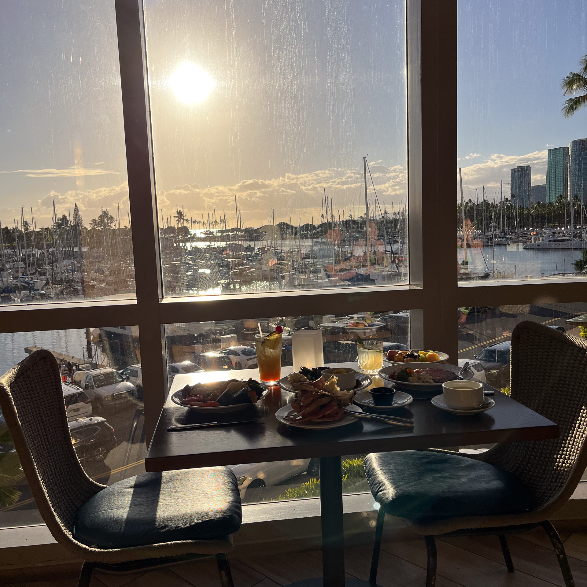 大きな窓の向こうに臨む夕焼け