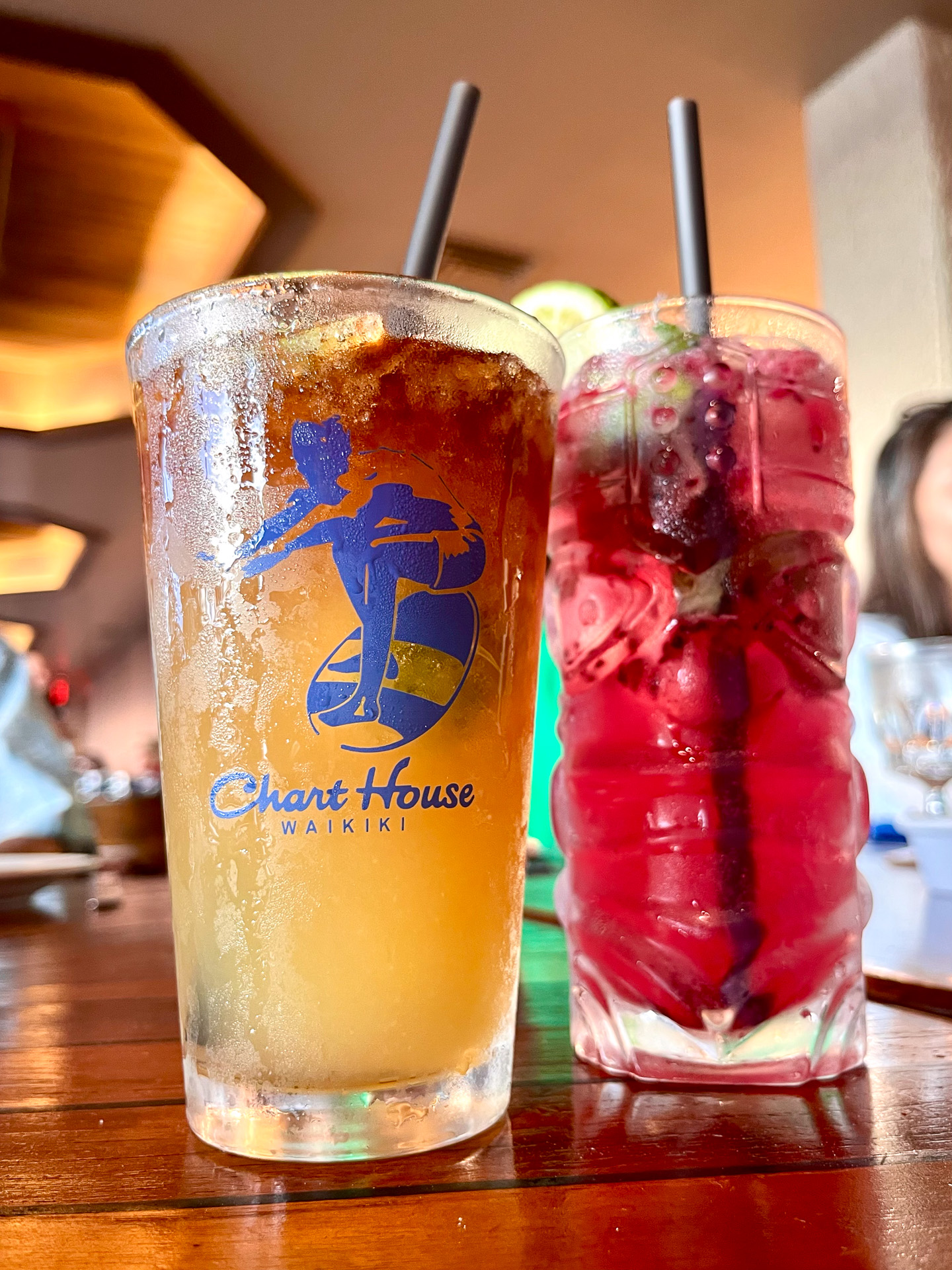 左がガイ・タイ（14ドル）、右はドラゴンフルーツ・モヒート（10ドル）。それぞれハッピーアワー価格