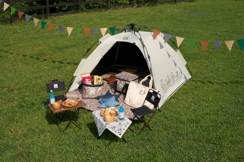 「SNOOPY（PEANUTS 75years）アニバーサリーデザイン」シリーズはほかにもテント、チェア、ミニテーブル、食器、カトラリー、バスケットなどを展開