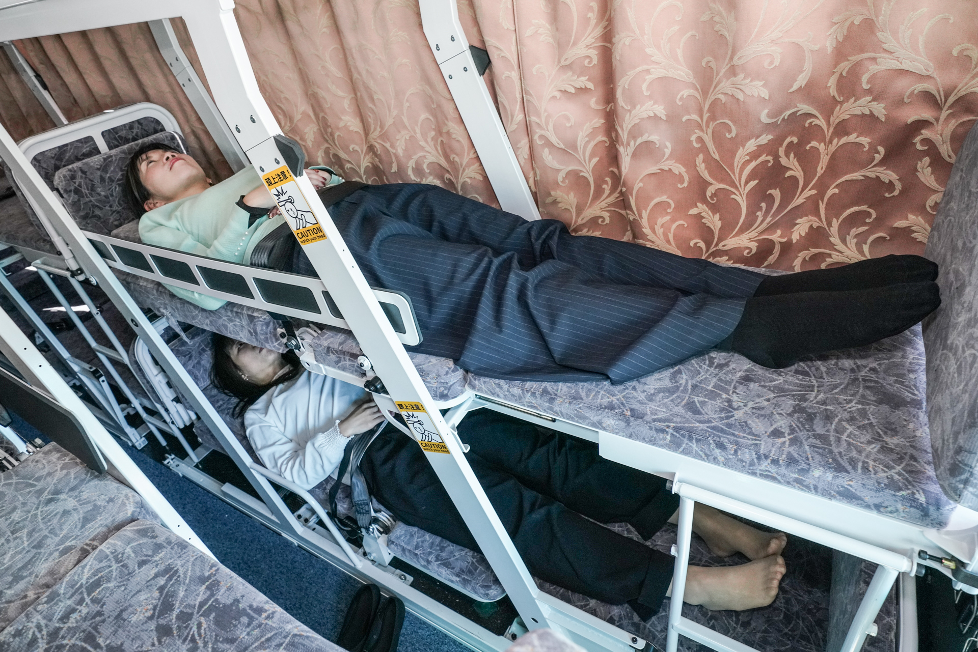 公開されたバス専用フルフラットシート「ソメイユプロフォン」。上下2段で横になった状態で乗車できる