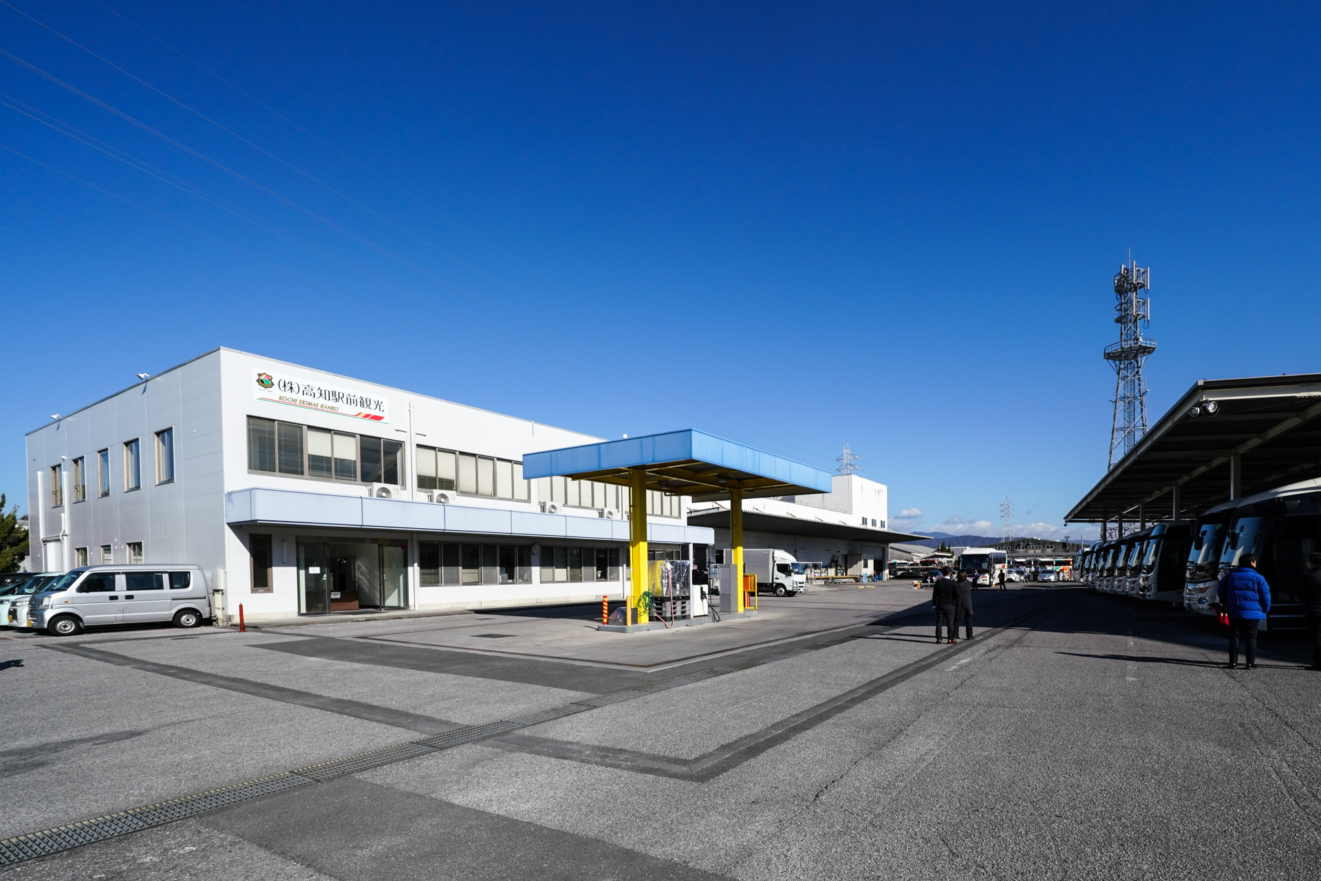 高知駅前観光の本社。観光バスが並ぶ