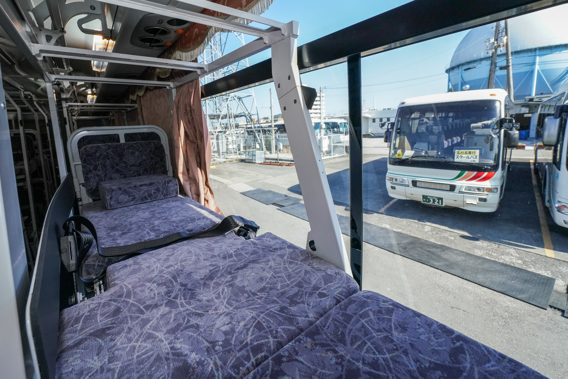 基本的にカーテンは閉めて走るが、上は開けるとなかなか絶景