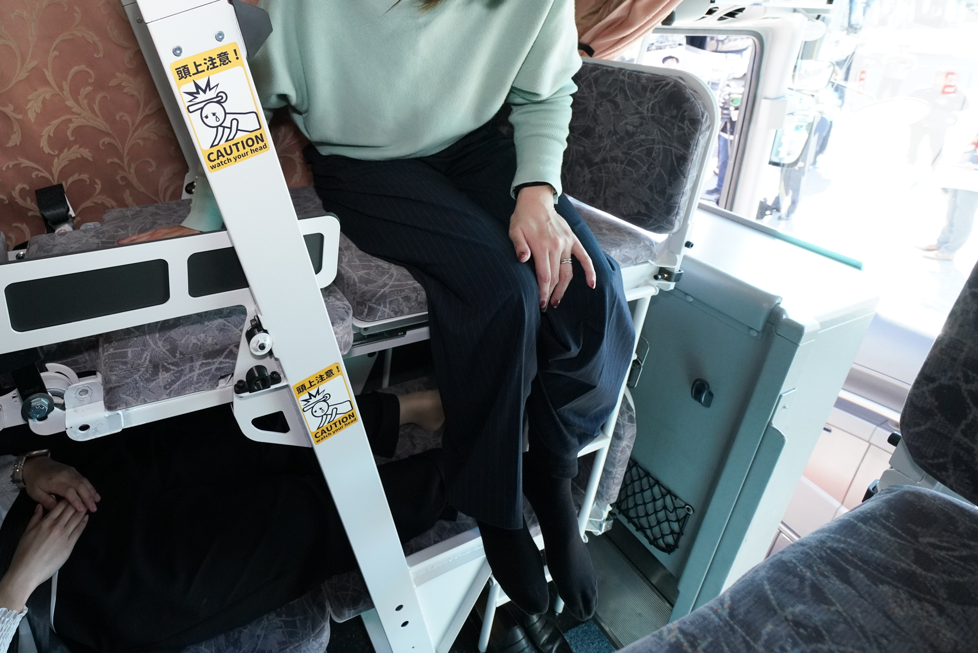 上段は階段で登る