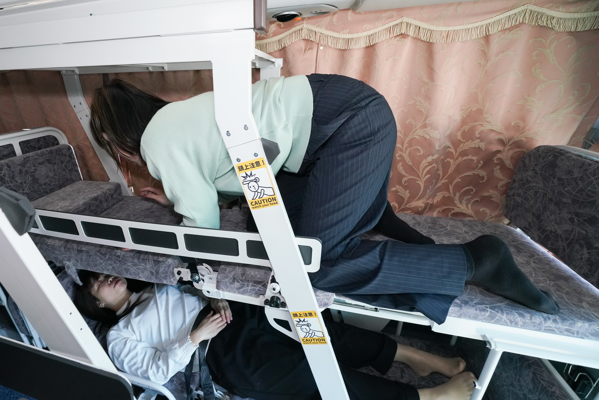 頭から入っていく