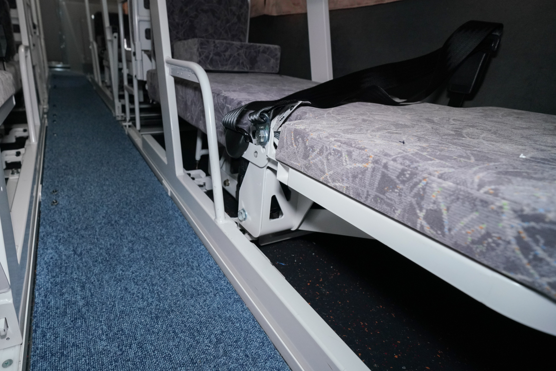 下段のシート下にスペースがあるので靴を入れられる