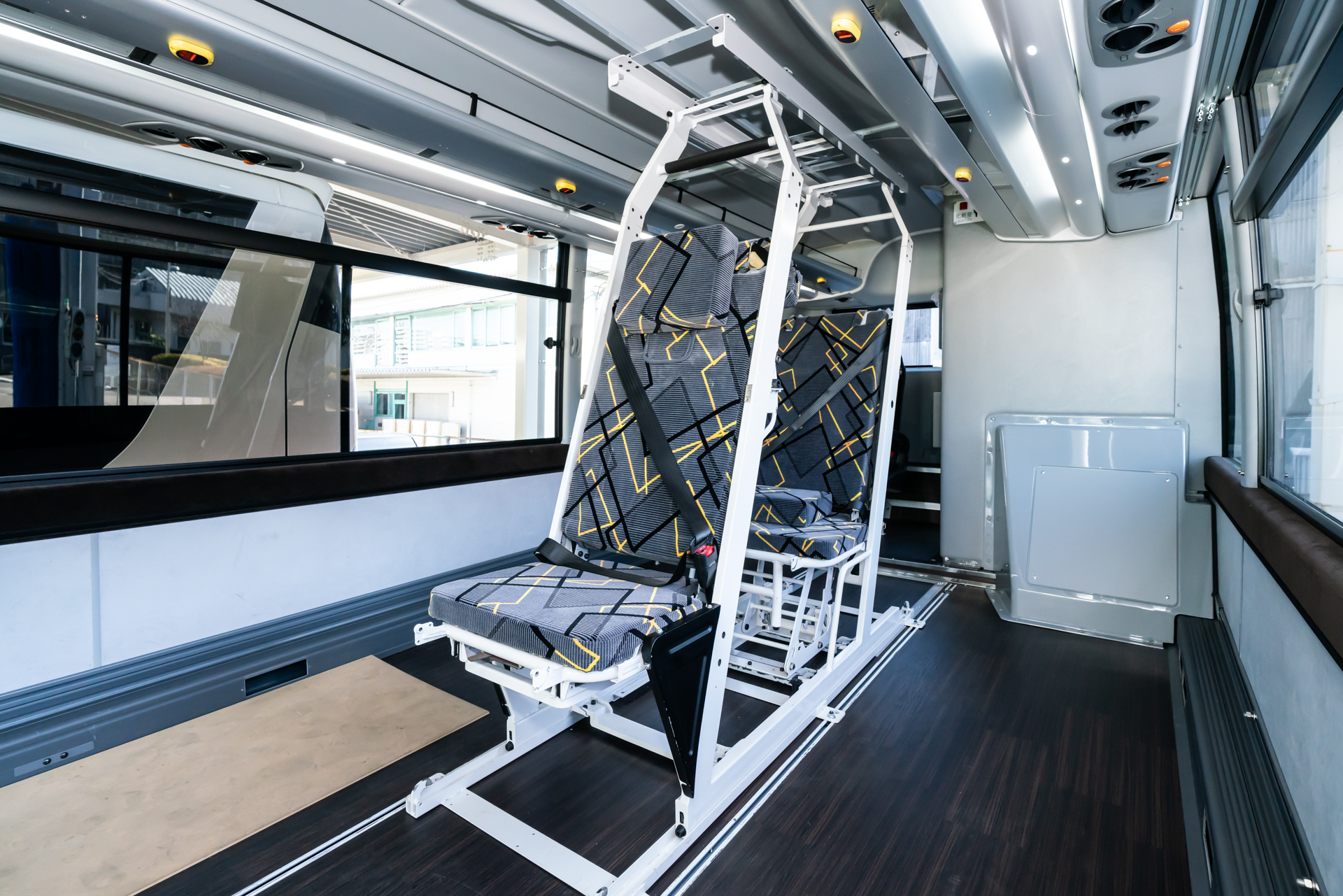 前後で並んて座るスタンダードな「SEATFORM」の設置見本シート