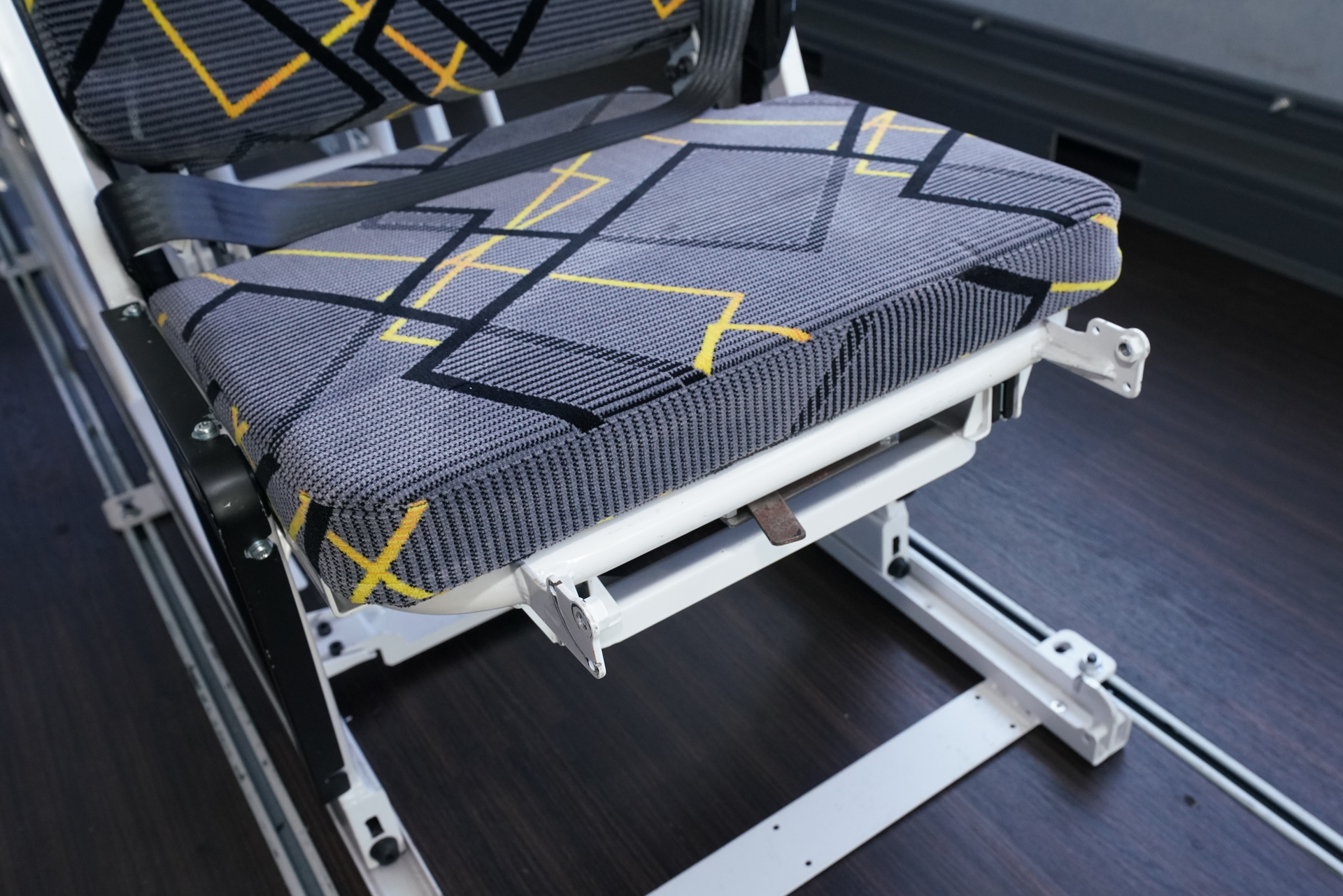 変形時にロックを外すレバー