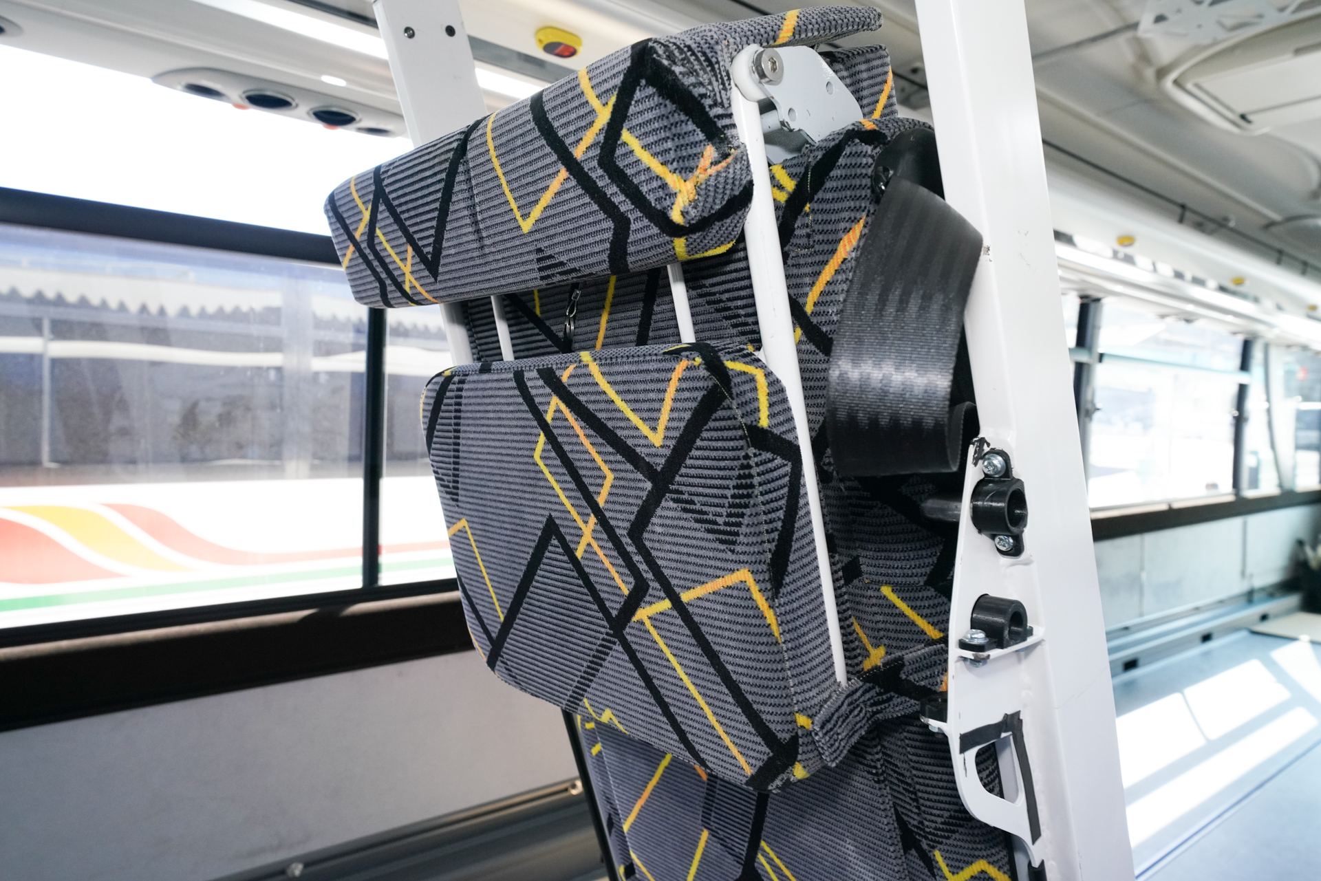 保護部材が曲がって付いている