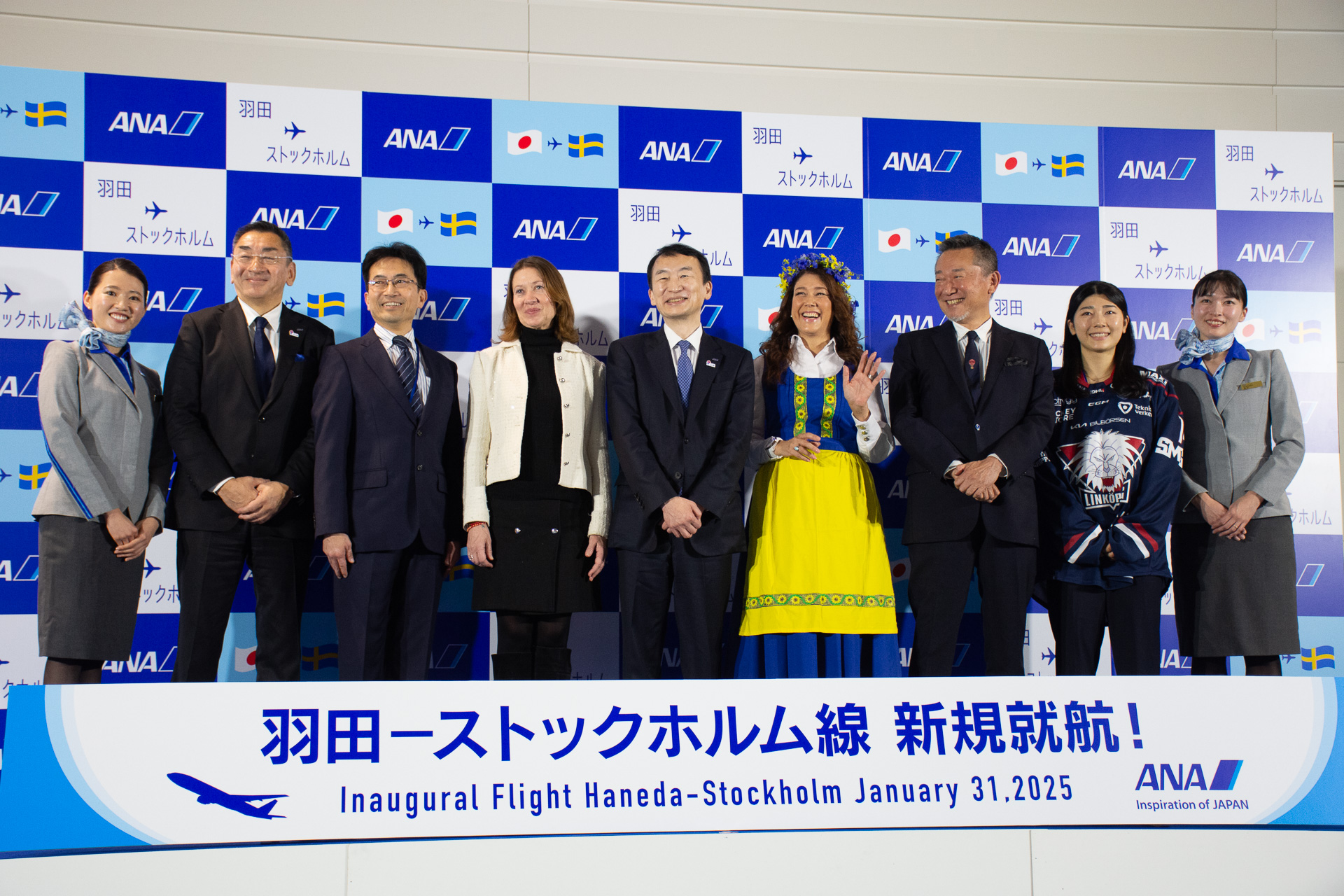 ストックホルム線就航を祝うテープカット