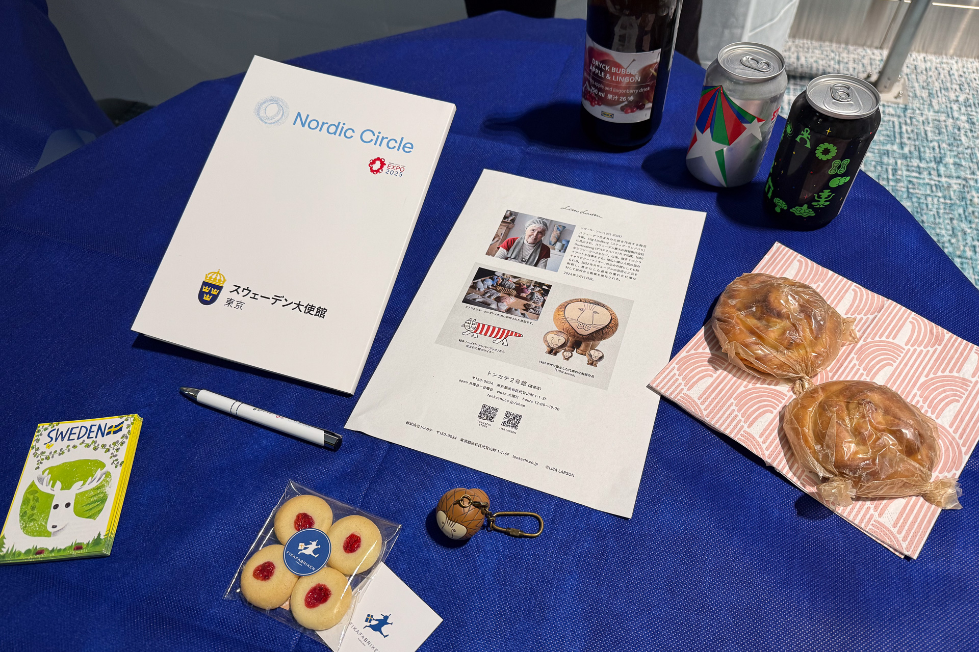 スウェーデン大使館からのギフトとして、リサ・ラーソンの陶器オブジェをモチーフにしたキーホルダー、北欧菓子「FIKA FABRIKEN」の焼き菓子などが配られた