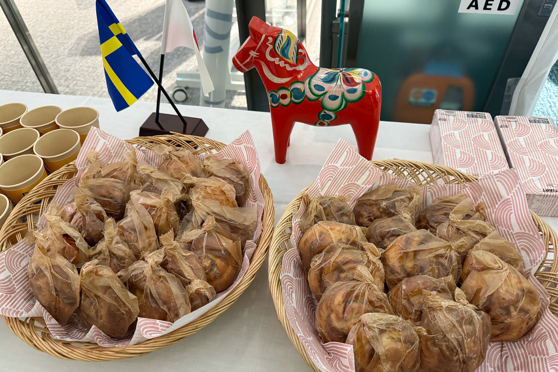 そのほか大使館からシナモンロールなどの振る舞いも。木彫りの馬はダーラヘスト（木彫りの馬の工芸品）