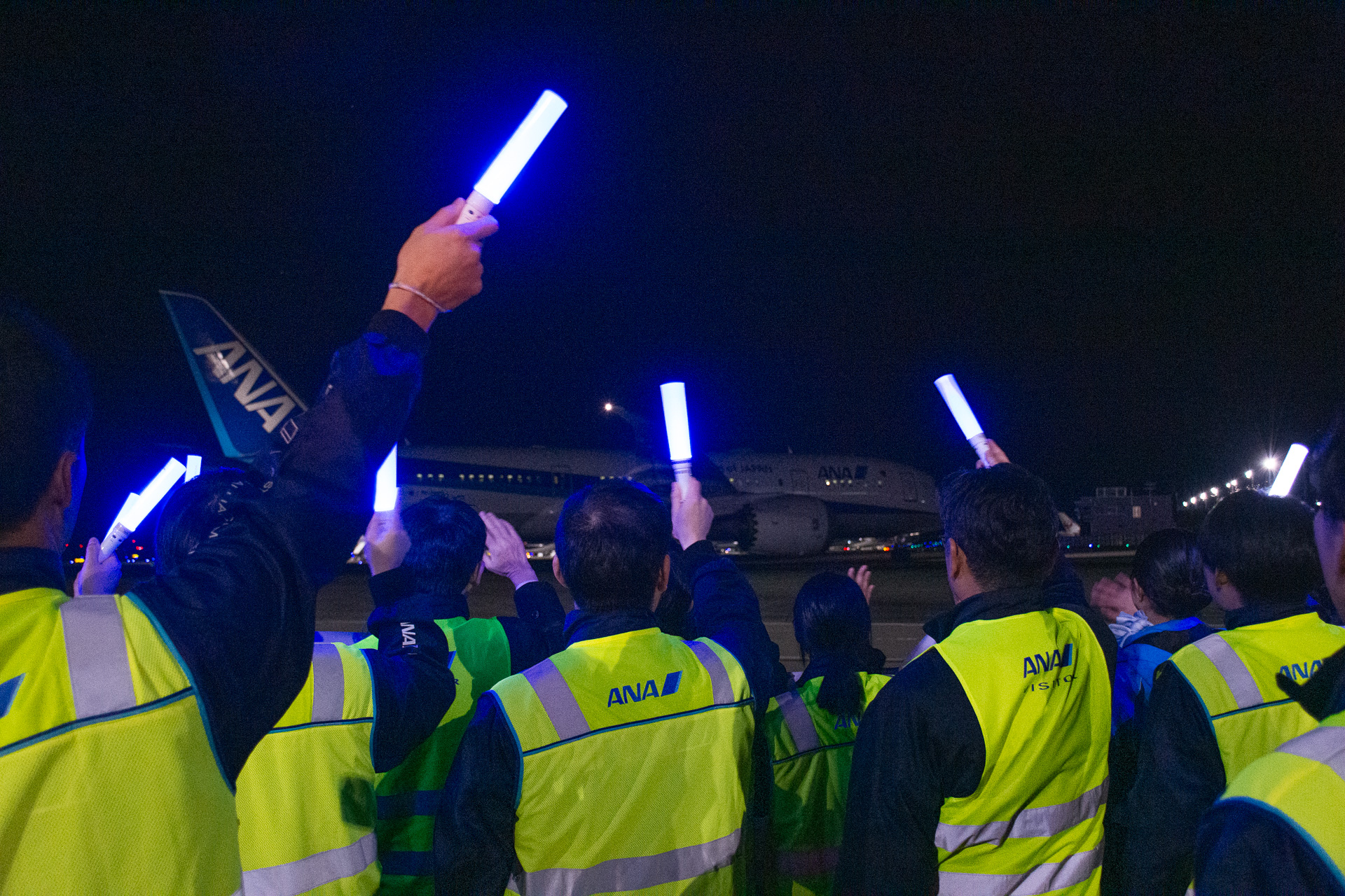 NH221便はペンライトに見送られて滑走路へ