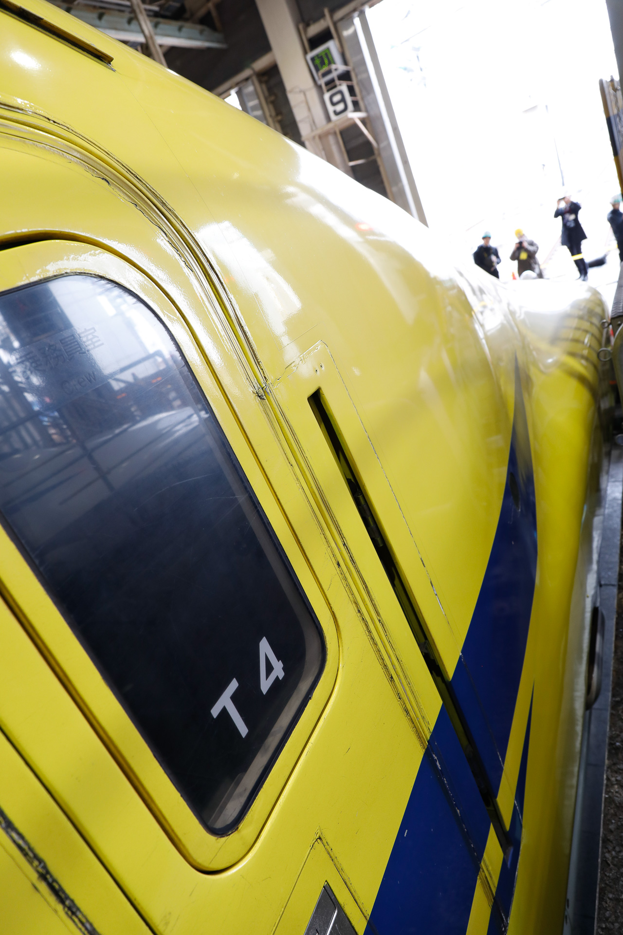 その先頭部を運転台の横から。「T4」の標記が編成番号を示す