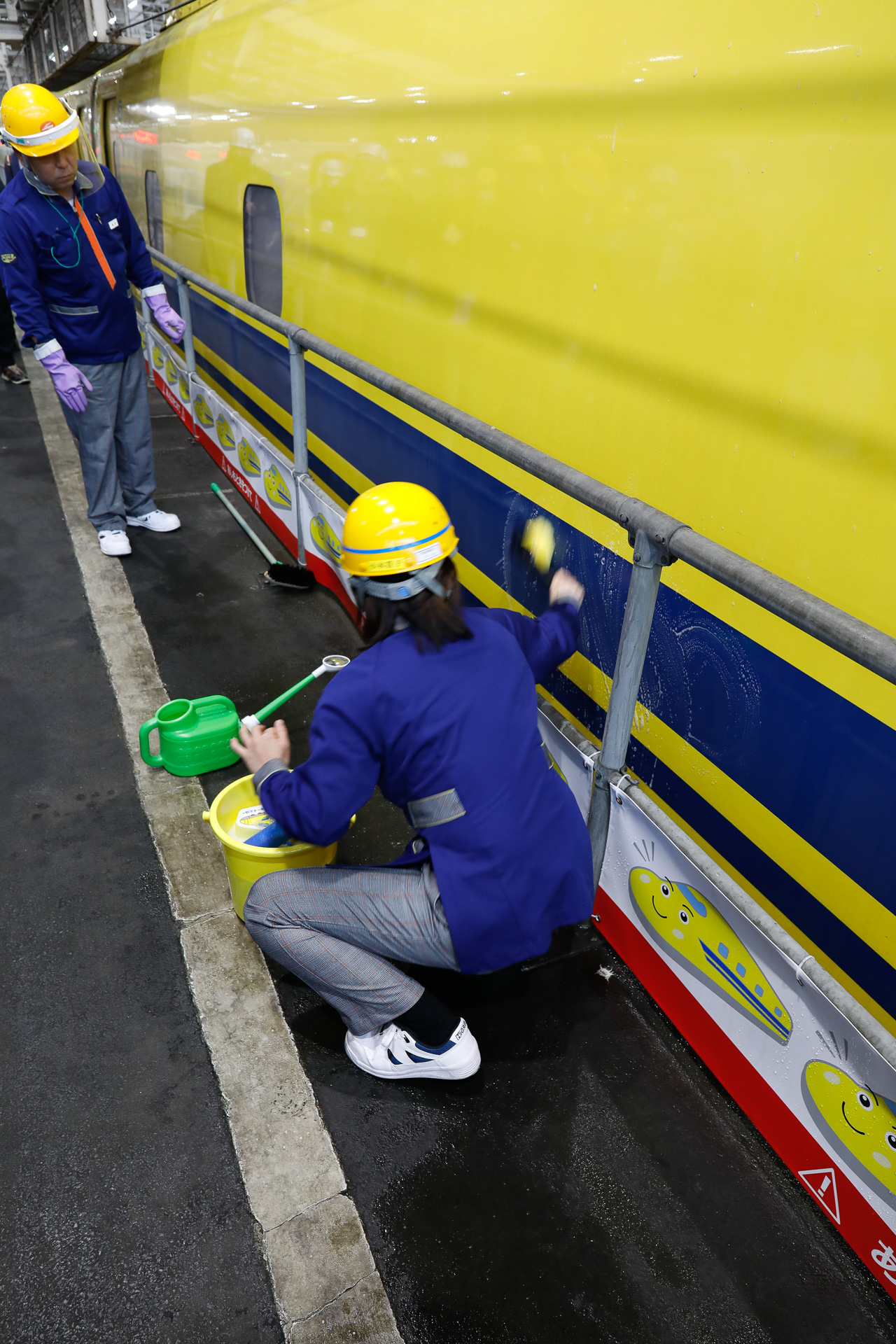 SMTのスタッフによる実演。これはブラシで車体の汚れをこすり落としているところ