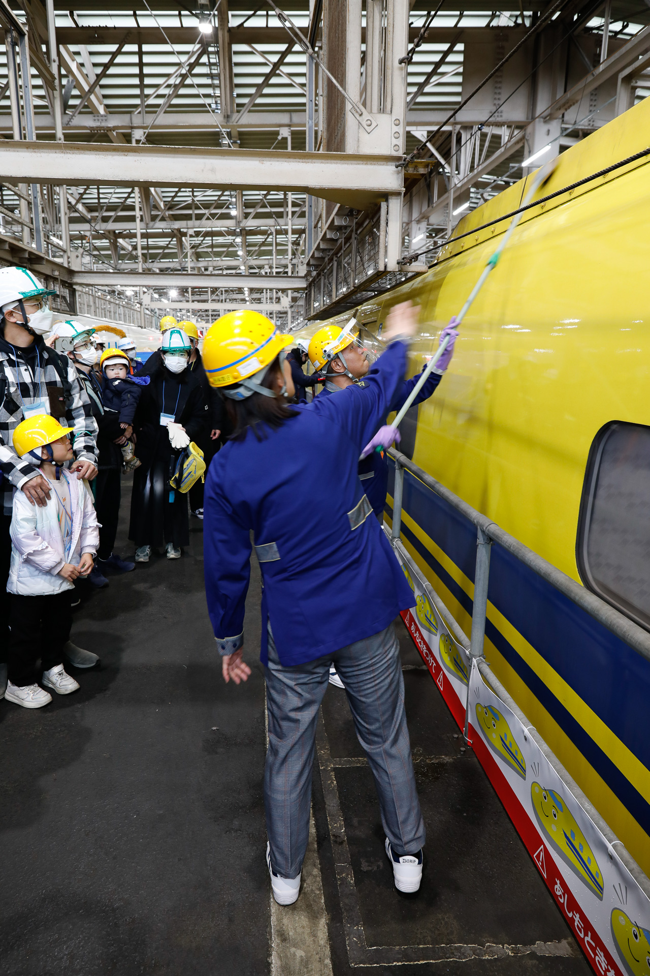 車体の上の方は手が届かないから、長い柄がついたブラシを使う。これを安全に行なうには注意が必要だが、それはあとで述べる