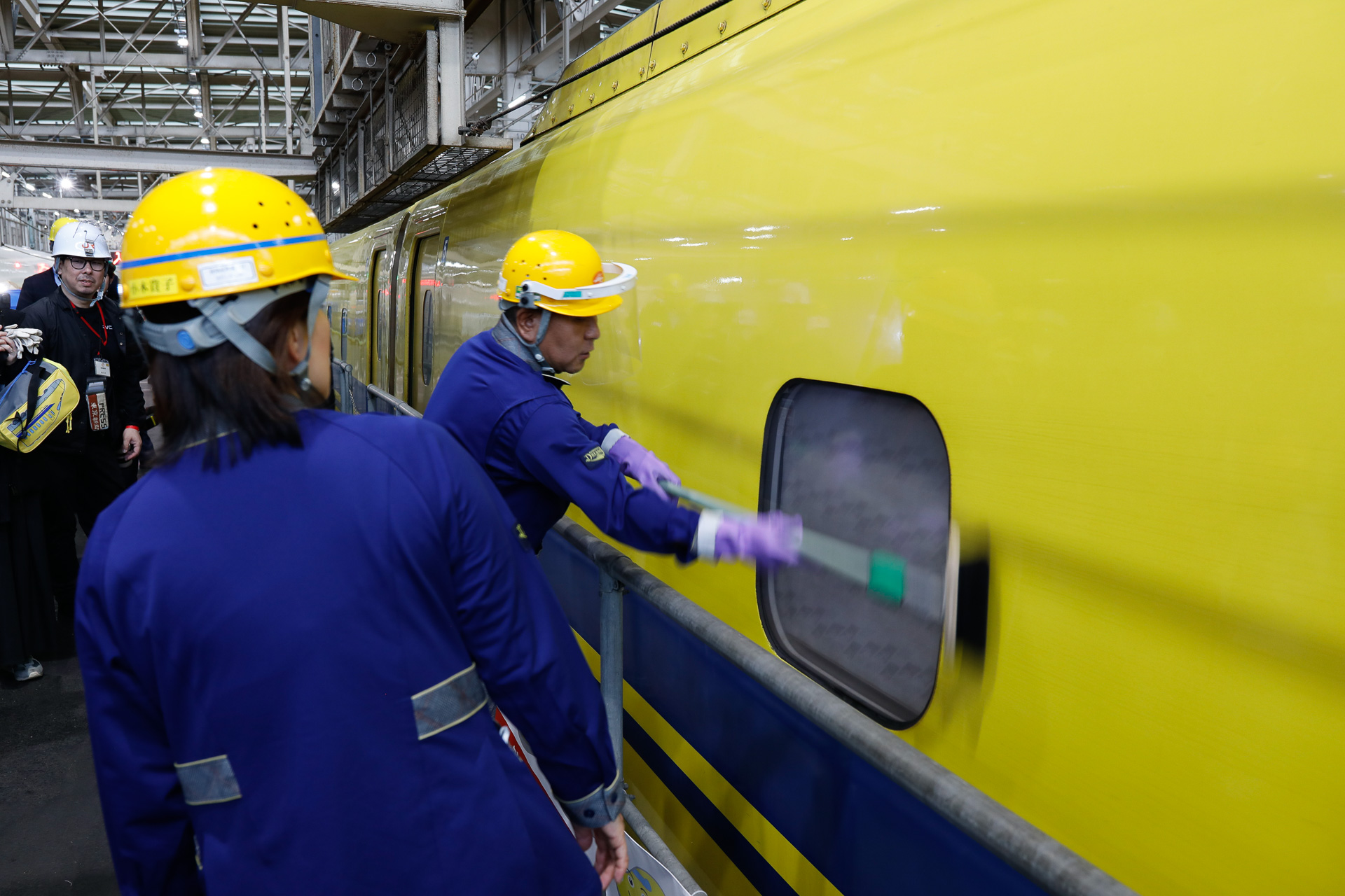 側窓や側扉の周囲は凸凹がある関係で汚れがたまりやすい。そこをしっかりきれいにする実演