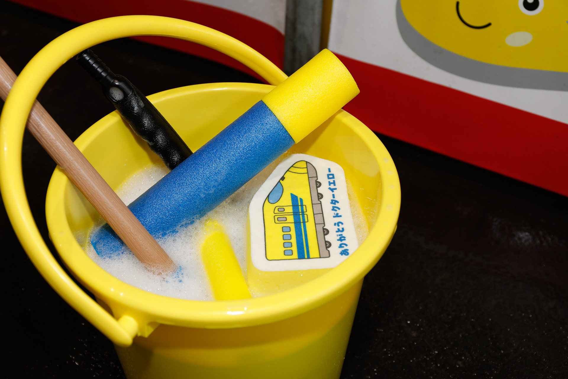 実際に参加者が使うのはこちら。バケツには洗剤を希釈した水と、水鉄砲、スポンジ、ブラシが入れてある